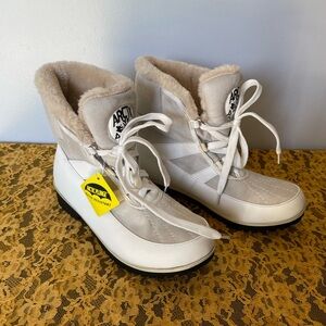 NWT Arctic Plunge Women's White Boots, Size 8.5